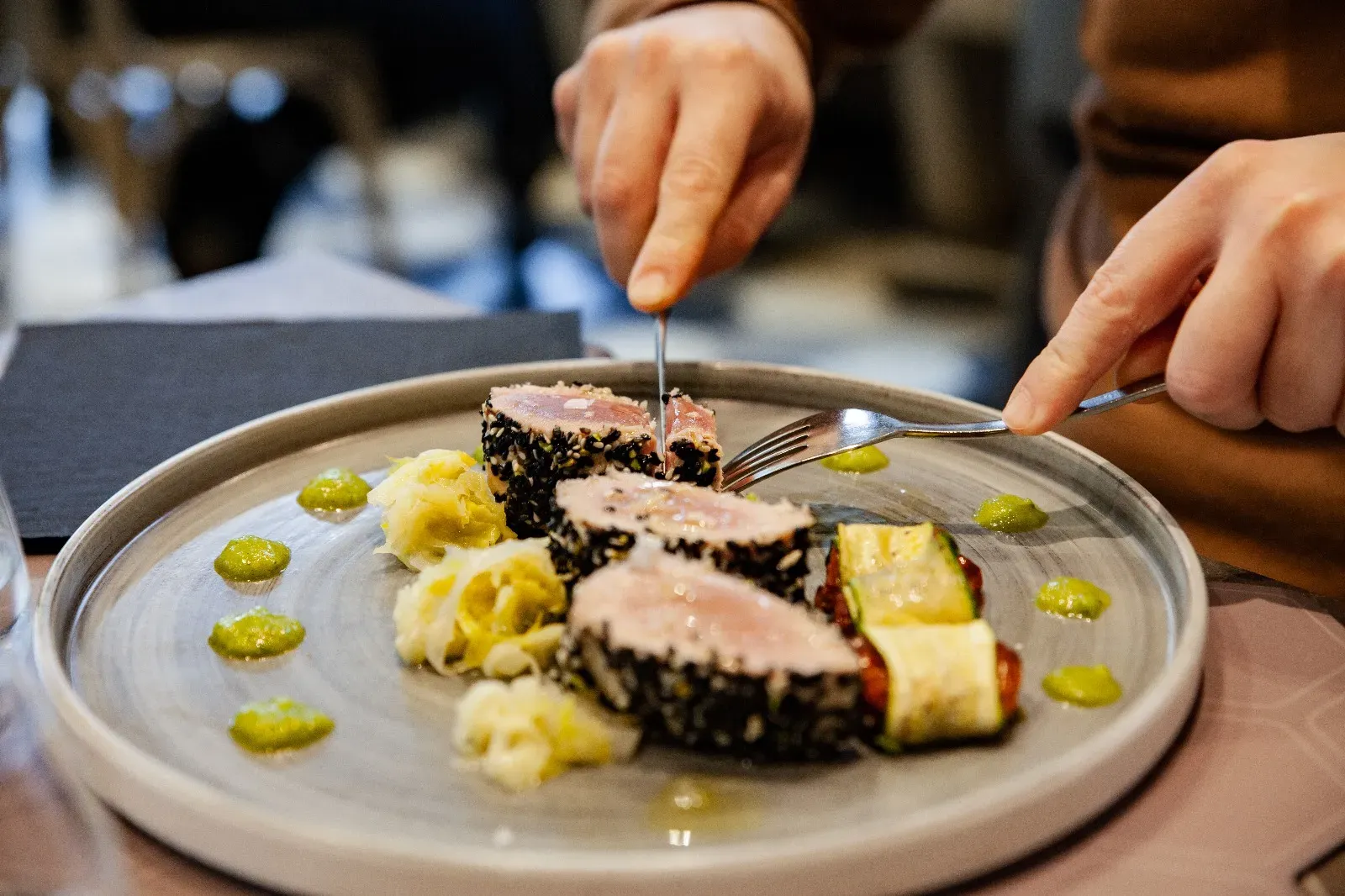 Piatto con tonno al sesamo della Pasticceria Stella a Lucca